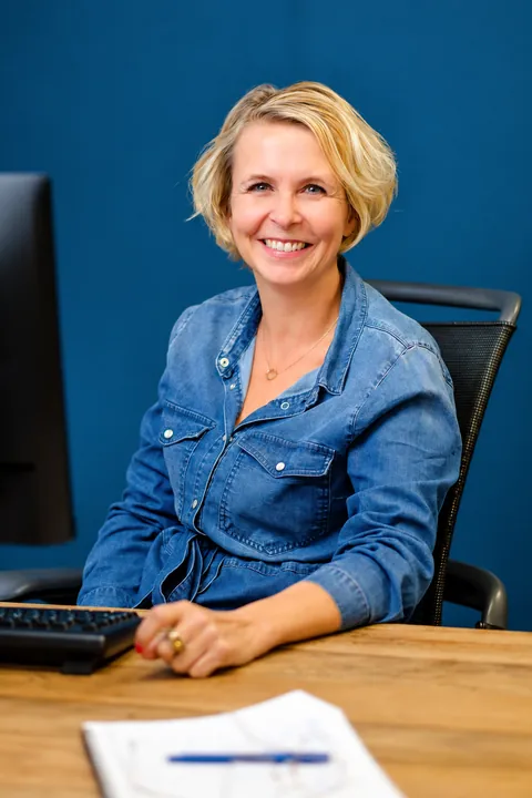 Yvonne Langevoort aan haar bureau